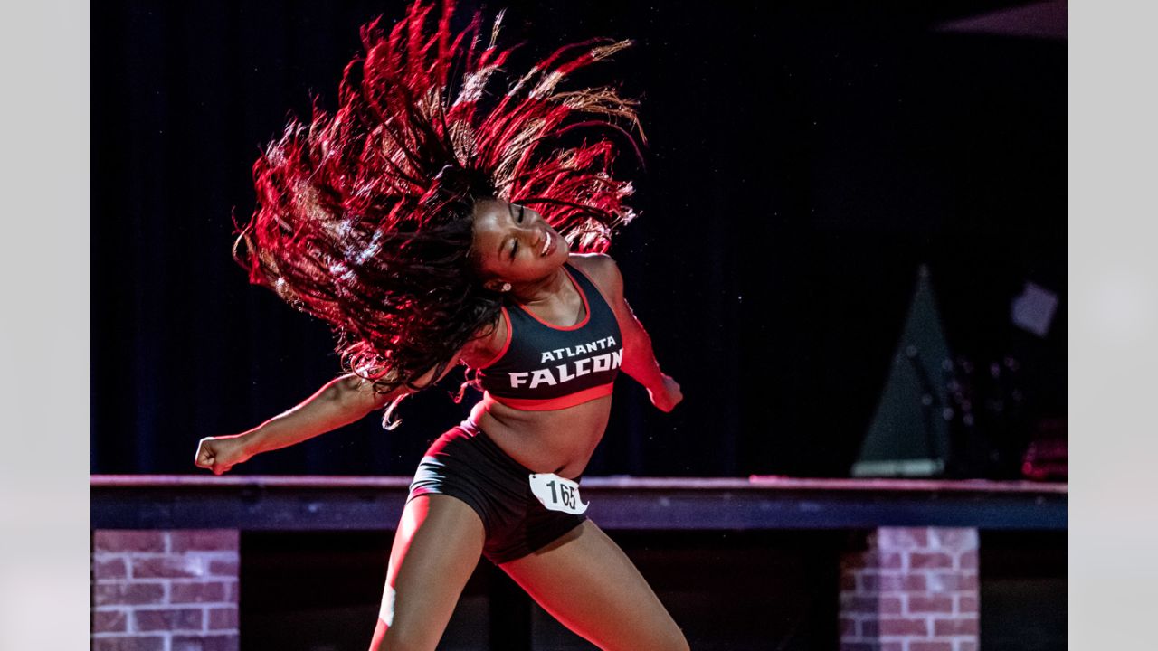 Atlanta Falcons cheerleader gets surprise wedding proposal at final game