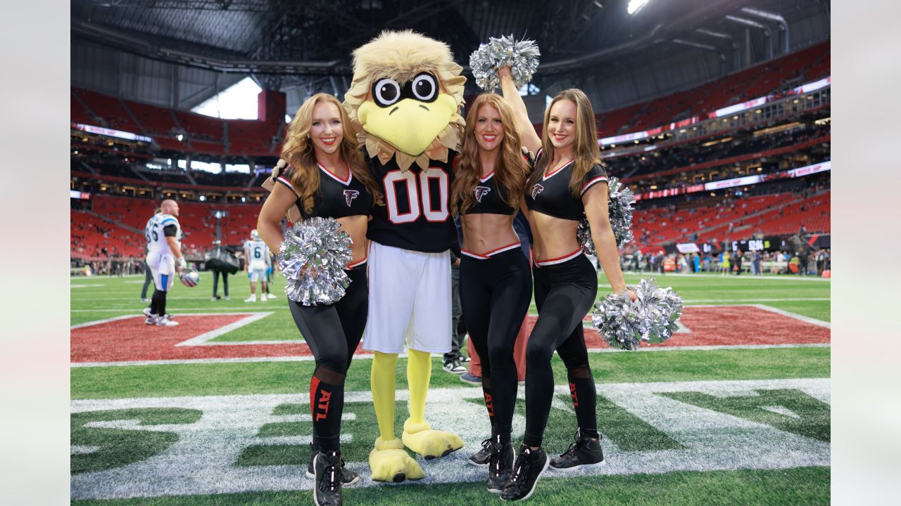 Photos: NFL cheerleaders, fans and mascots in 2021 season