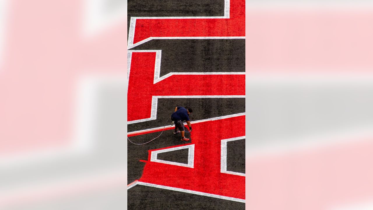 Watch: Falcons paint classic logo on field for Thanksgiving game