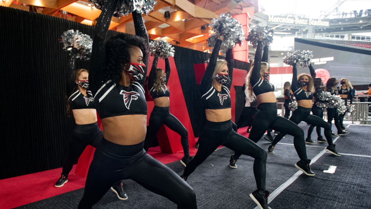 Cheerleaders On Gameday: Oakland Raiders