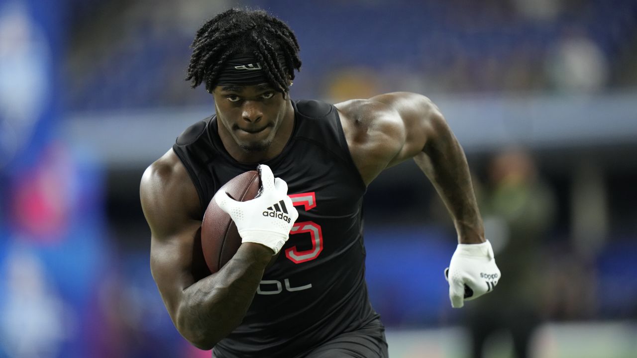 Atlanta Falcons linebacker DeAngelo Malone during warm up prior to News  Photo - Getty Images