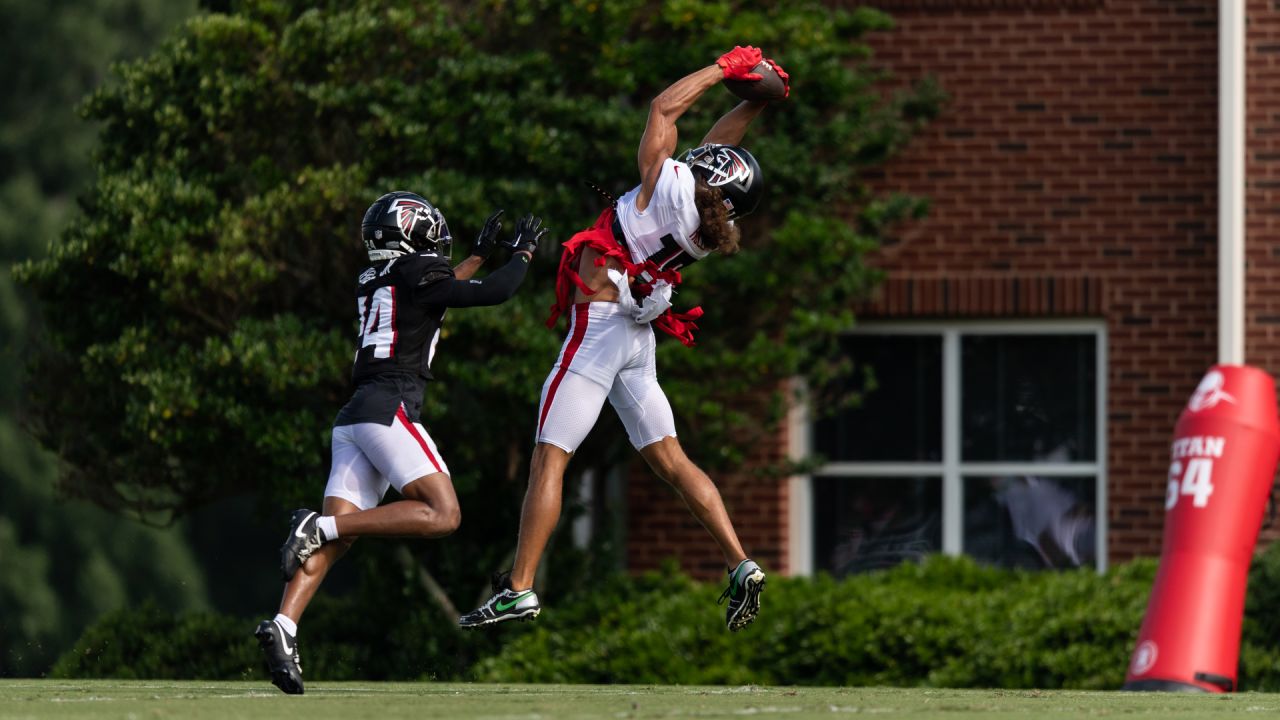 Matt Hennessy leaves Falcons training camp practice with injury