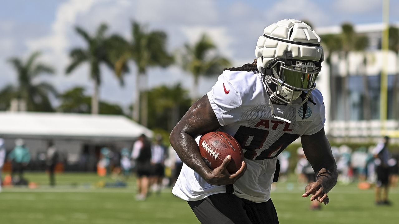 Tyreek Hill poses for pictures in full Miami Dolphins uniform: 'I'm going  to love it here' - Dolphin Nation