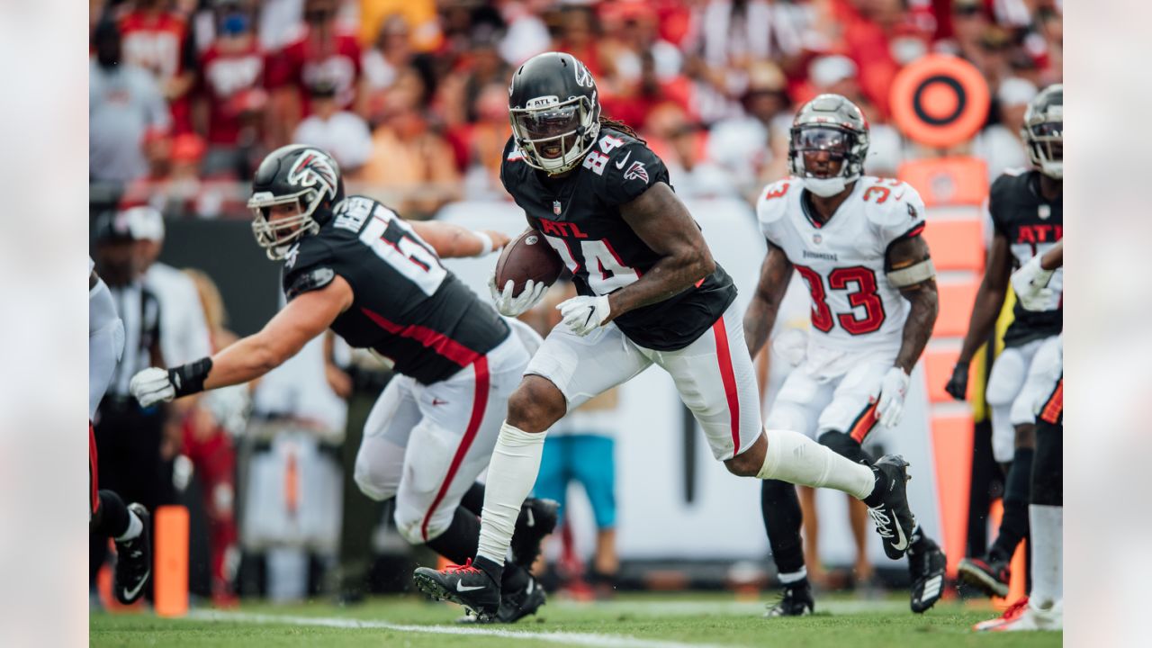 CHARLOTTE, NC - NOVEMBER 10: Atlanta Falcons running back Cordarrelle  Patterson (84) during an NFL football game between the Atlanta Falcons and  the Carolina Panthers on November 10, 2022, at Bank of