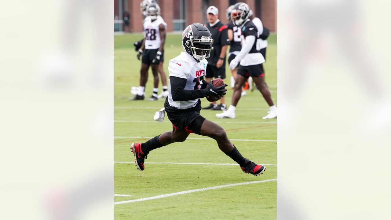 Deion Jones: 'getting back into the groove' at AT&T Training Camp