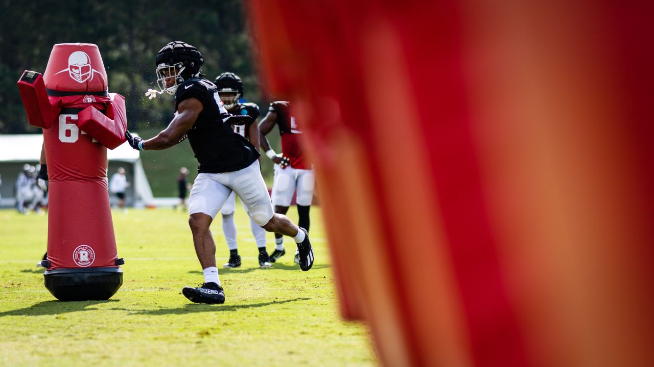 Camp report: A heavier DeAngelo Malone focused on technique, Marcus  Mariota, Feleipe Franks, Cordarrelle Patterson and more from Falcons  practice