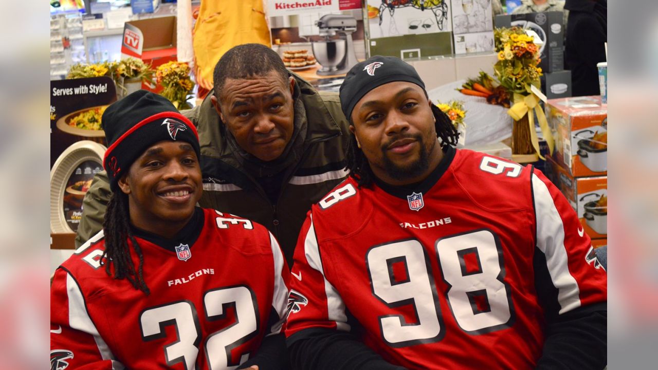 NFL Falcons visit Dobbins > Air Force Reserve Command > News Article