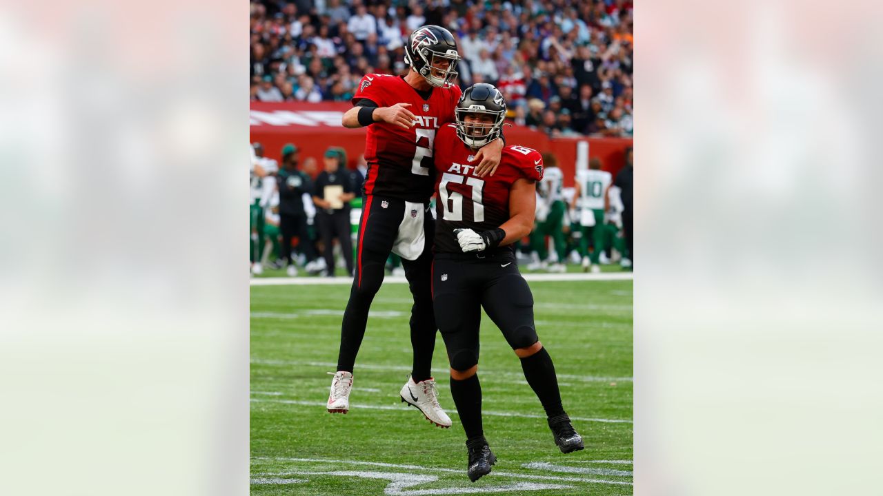 Atlanta Falcons center Matt Hennessy (61) and quarterback Matt