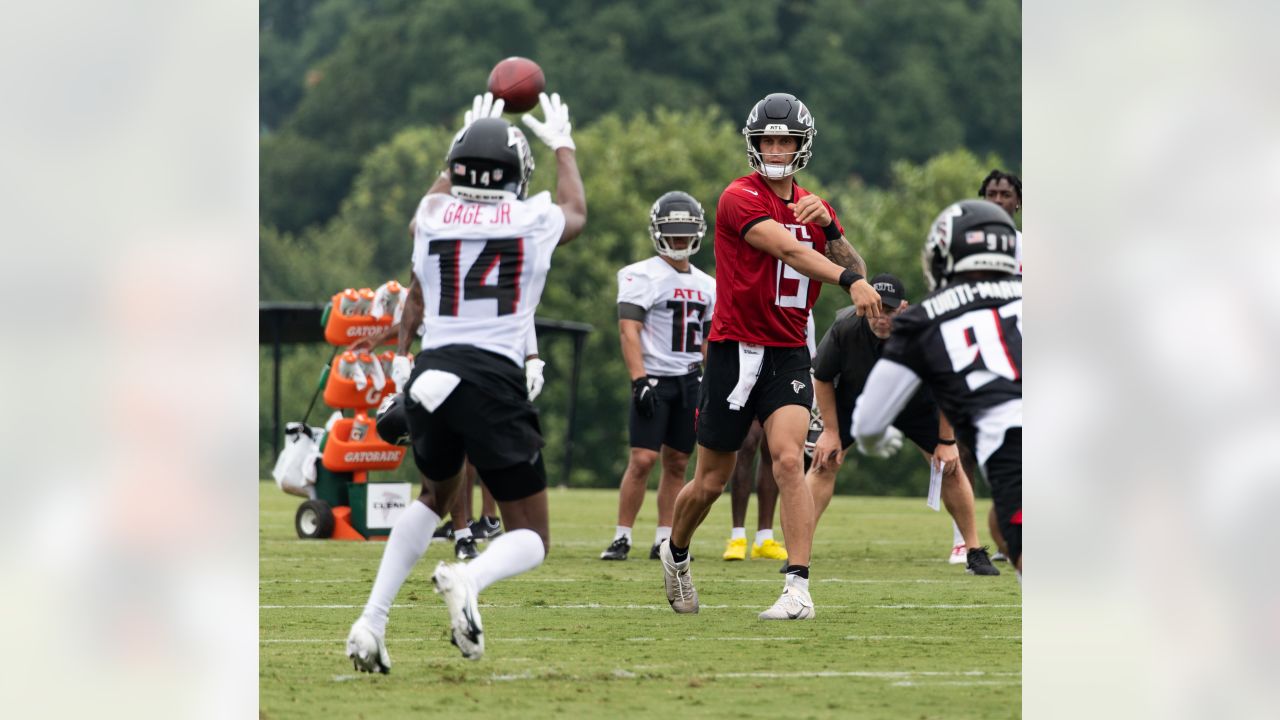 Deion Jones: 'getting back into the groove' at AT&T Training Camp