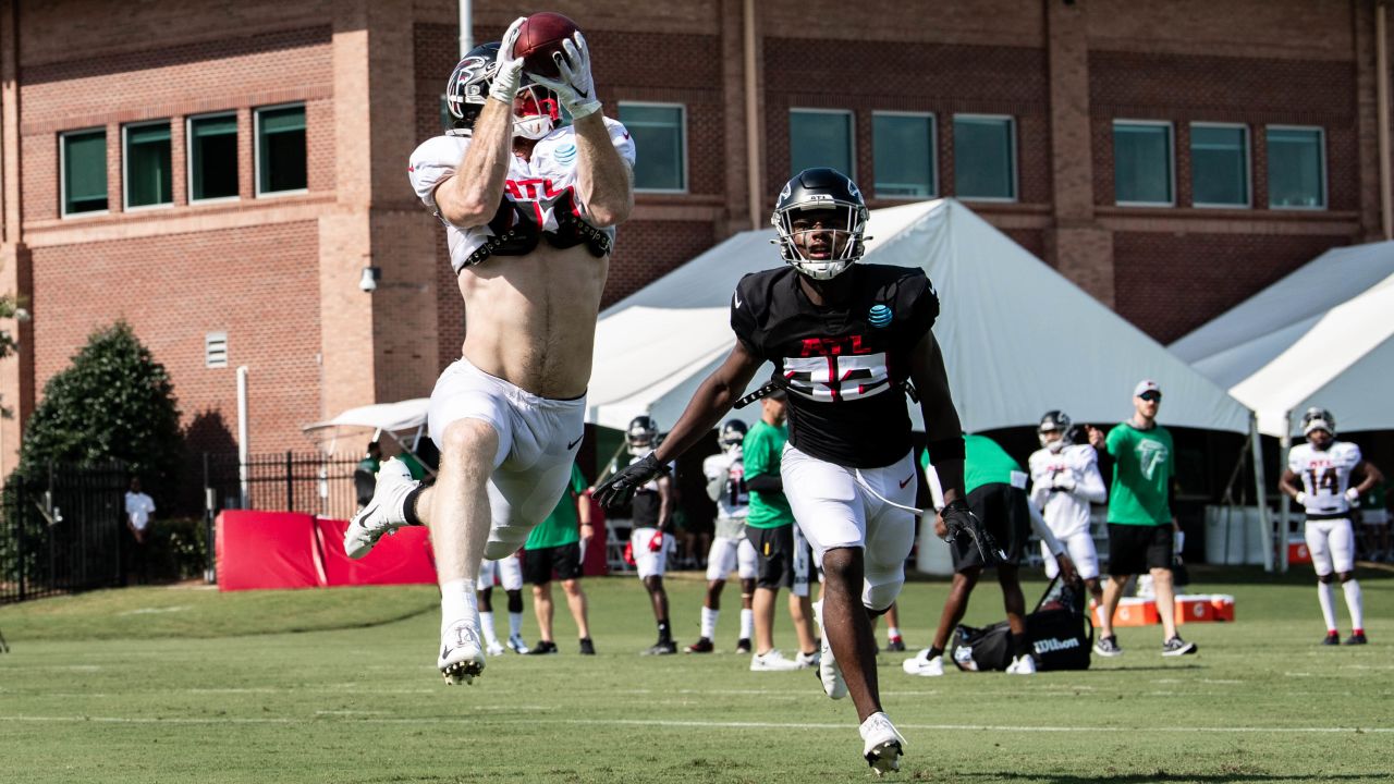 Atlanta Falcons tight end Hayden Hurst (81) warms up before an NFL