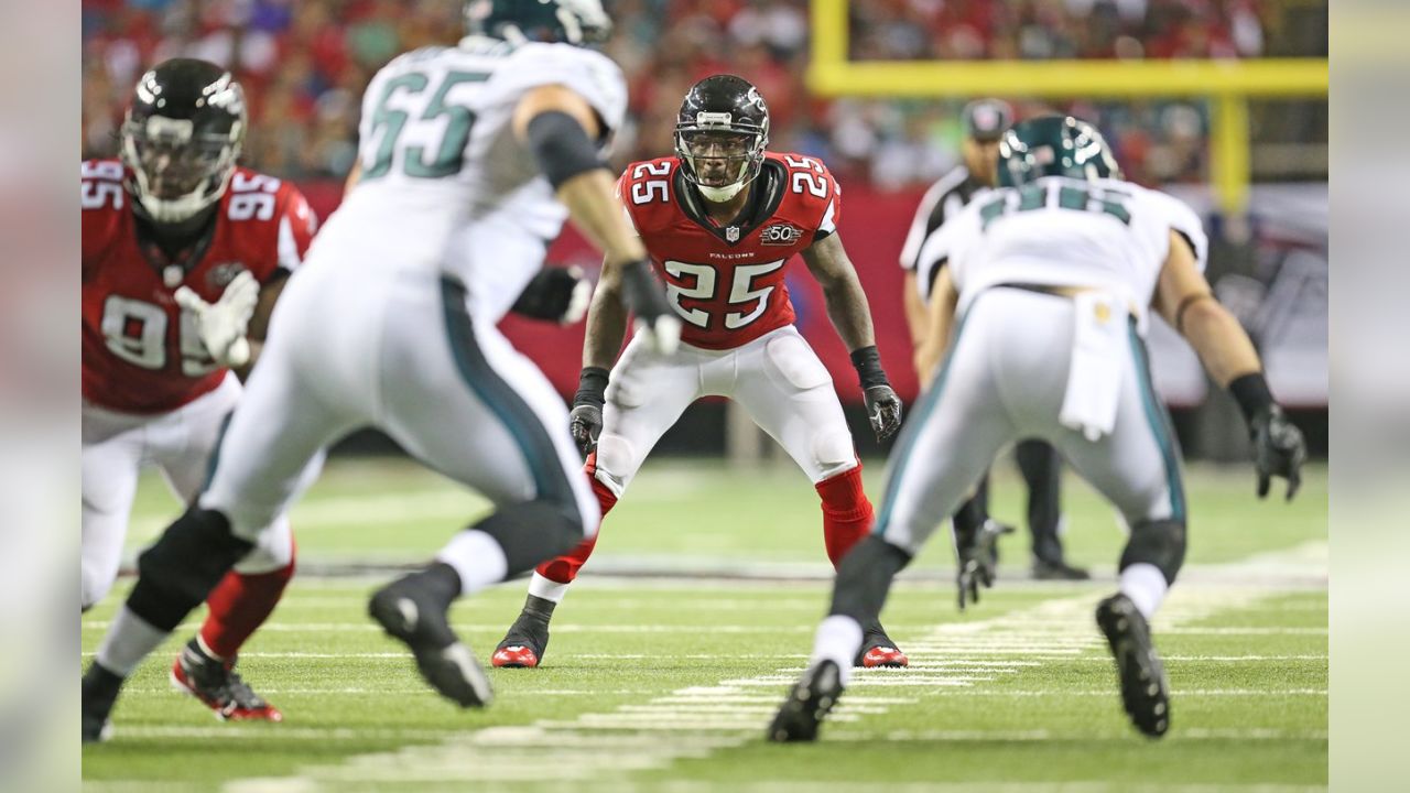 Falcons able to fight off Eagles' comeback, 26-24