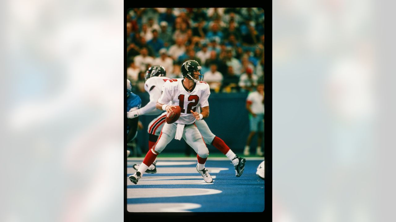 Quarterback Chris Chandler of the Atlanta Falcons passes the ball