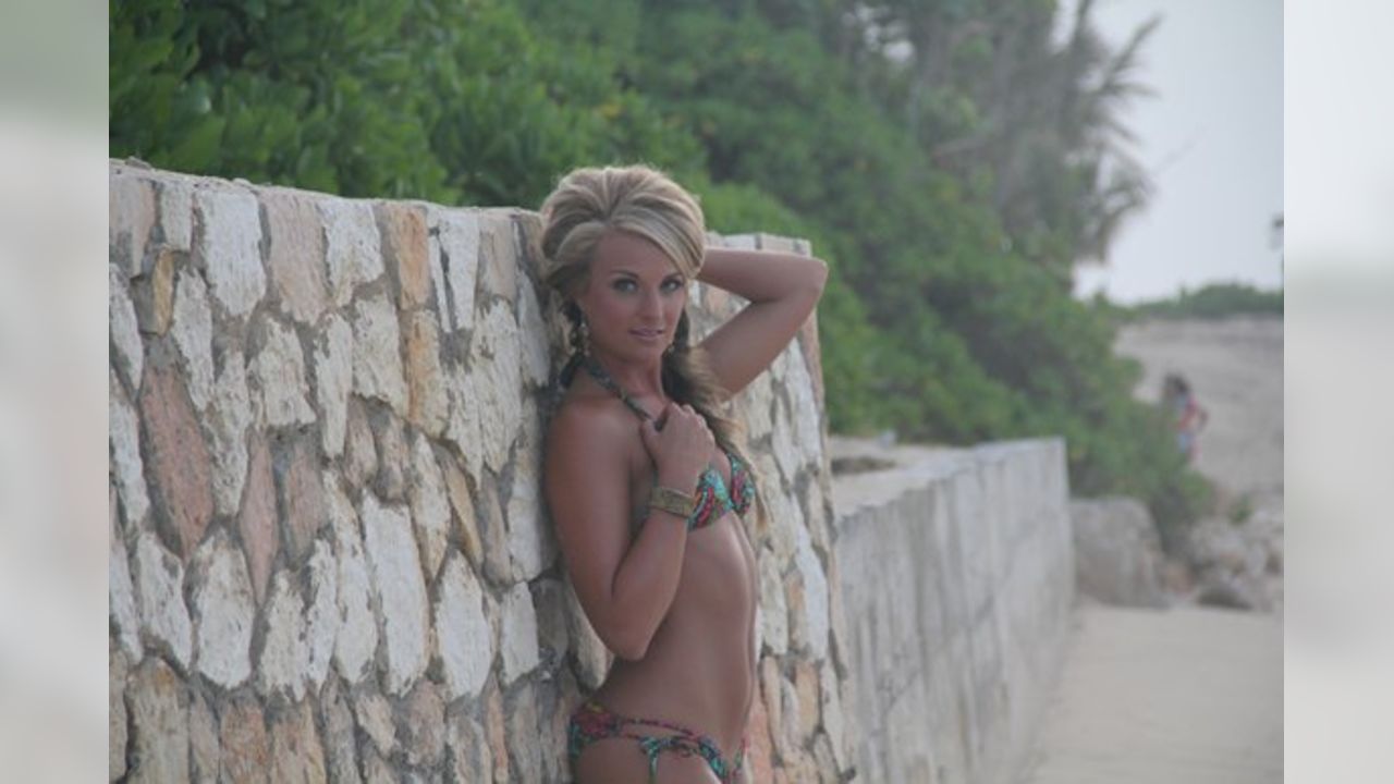 Atlanta Falcons Cheerleaders 2010-11 Swimsuit Calendar Release