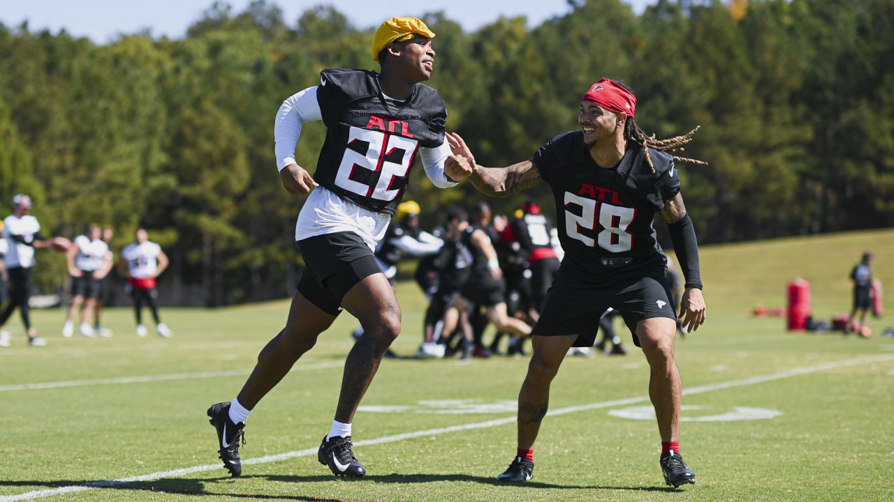 Atlanta Falcons players visit Fort Stewart, bond with soldiers and talk  leadership