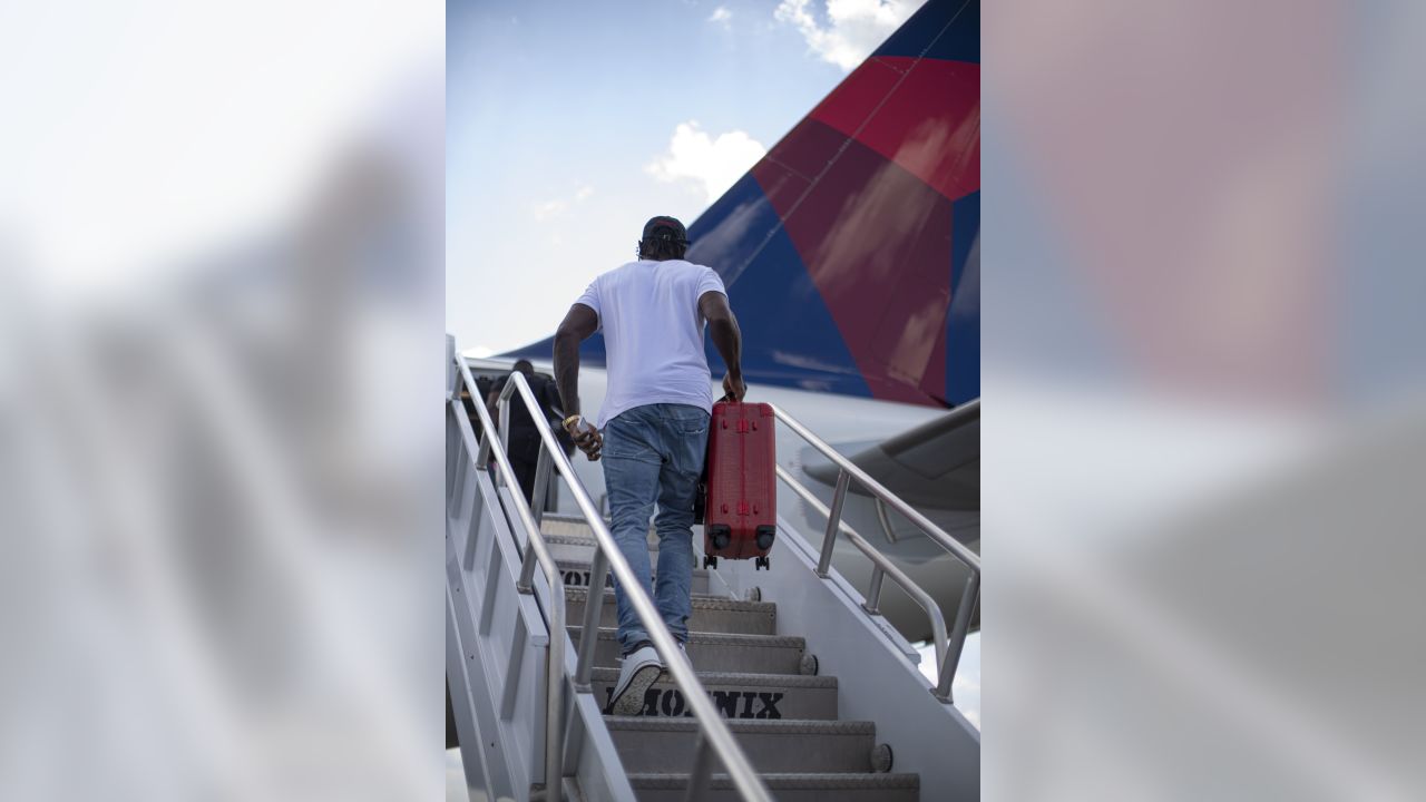 Falcons players wear pearls boarding team plane to Miami