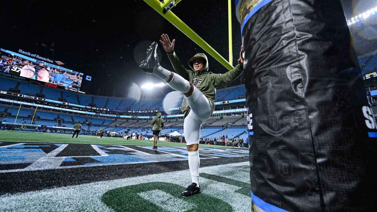 CHARLOTTE, NC - NOVEMBER 10: Atlanta Falcons center Drew Dalman (67) during  an NFL football game between the Atlanta Falcons and the Carolina Panthers  on November 10, 2022, at Bank of America