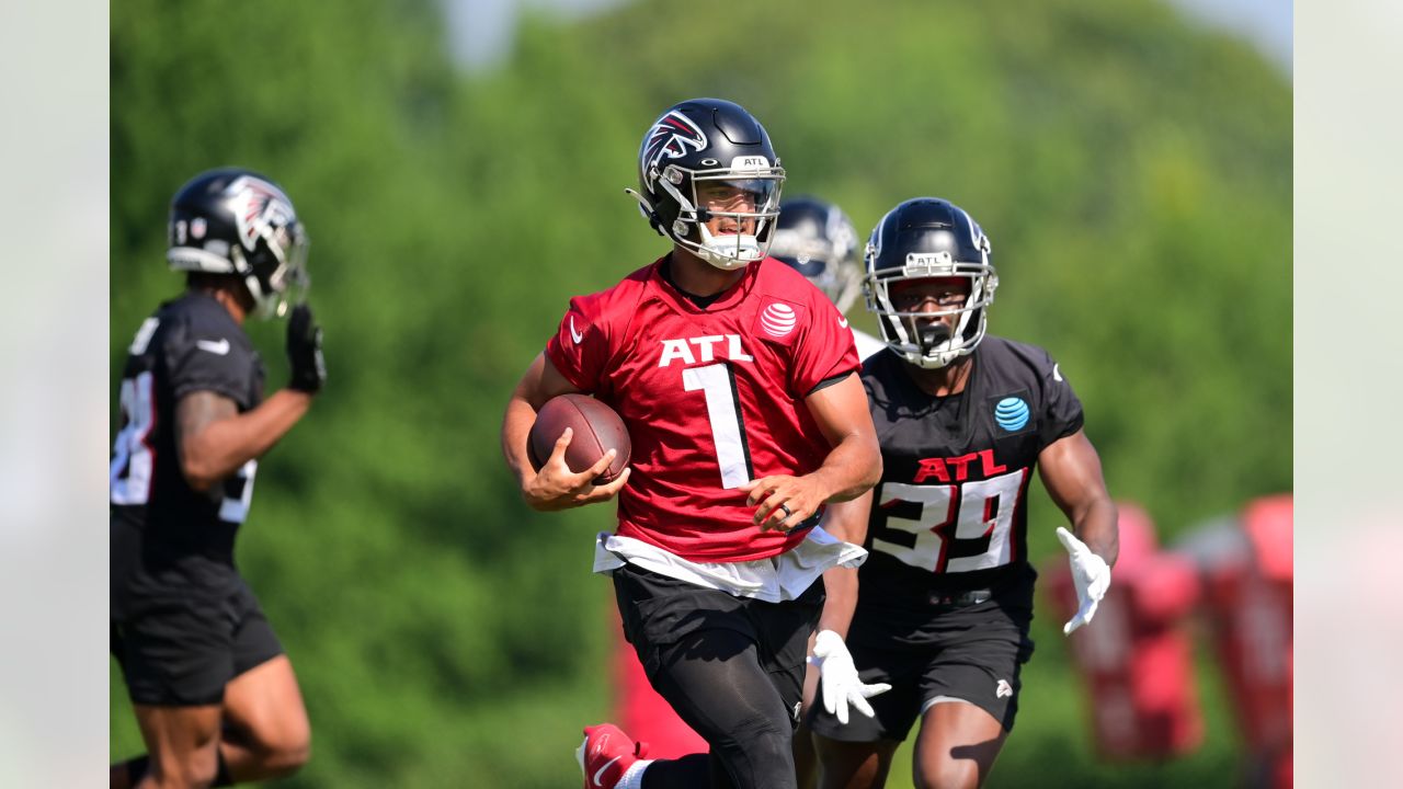 FLOWERY BRANCH, GA - JULY 30: A Falcons helmet on the field during Saturday  morning workouts for the Atlanta Falcons on July, 30, 2022 at the Atlanta  Falcons Training Facility in Flowery