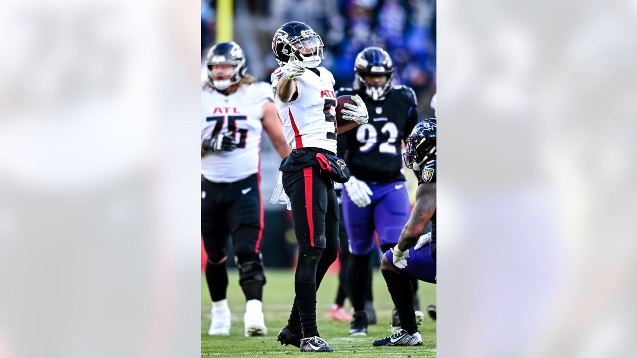 Atlanta Falcons wide receiver Drake London (5) lines up during the first  half of an NFL football game against the San Francisco 49ers, Sunday, Oct.  16, 2022, in Atlanta. The Atlanta Falcons