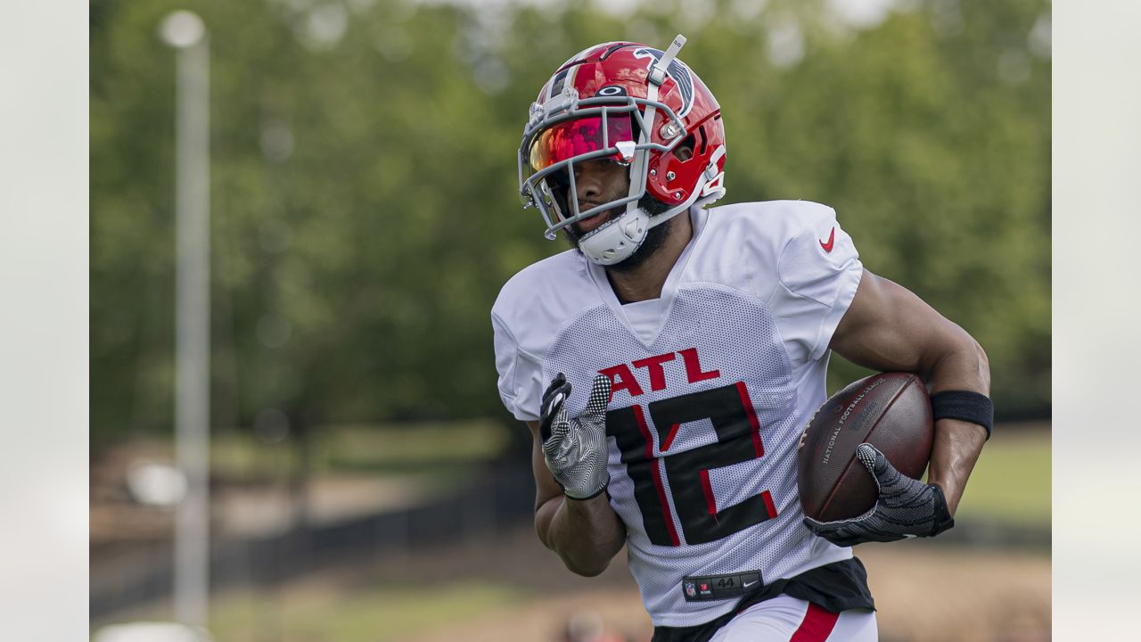 Atlanta Falcons safety Jessie Bates III (30) throws the ball during the NFL  football team's training camp, Saturday, July 29, 2023, in Flowery Branch,  Ga. (AP Photo/Alex Slitz Stock Photo - Alamy