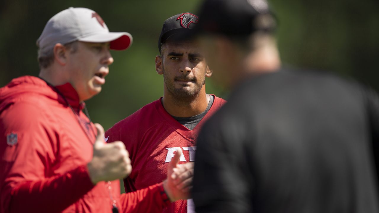 Atlanta Falcons linebacker Lorenzo Carter (9) reacts during a drill during  the teams open practice in Atlanta, Ga. Monday, Aug. 15, 2022. (AP  Photo/Todd Kirkland Stock Photo - Alamy