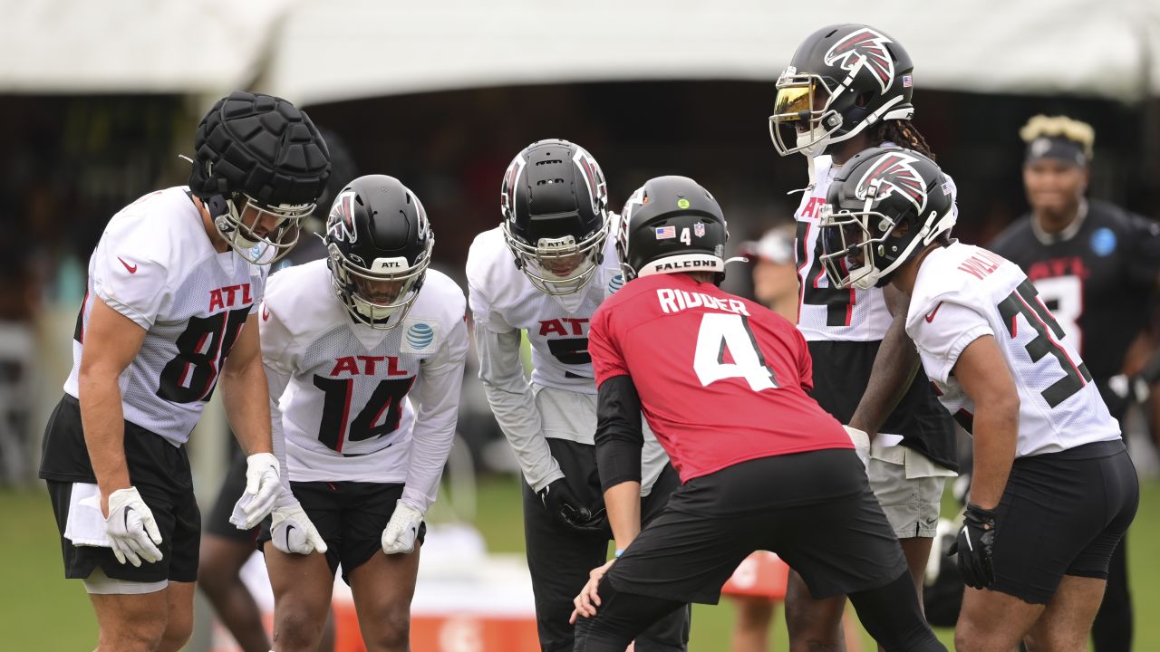 Falcons training camp: Drake London dominates, 2 fights break out