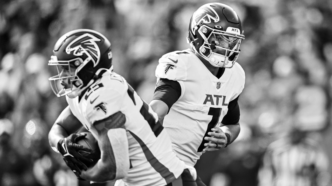 EAST RUTHERFORD, NJ - AUGUST 22: Atlanta Falcons quarterback Marcus Mariota  (1) during warm up prior to the National Football League game between the  New York Jets and the Atlanta Falcons on