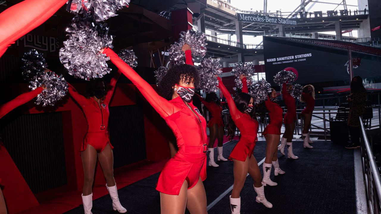 Atlanta Falcons cheerleader gets surprise wedding proposal at final game