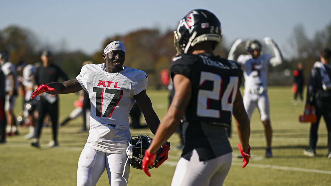 Atlanta Falcons tight end Kyle Pitts (8) catches a pass during NFL football  practice in Watford, England, Friday, Oct. 8, 2021. The Atlanta Falcons are  preparing for an NFL regular season game