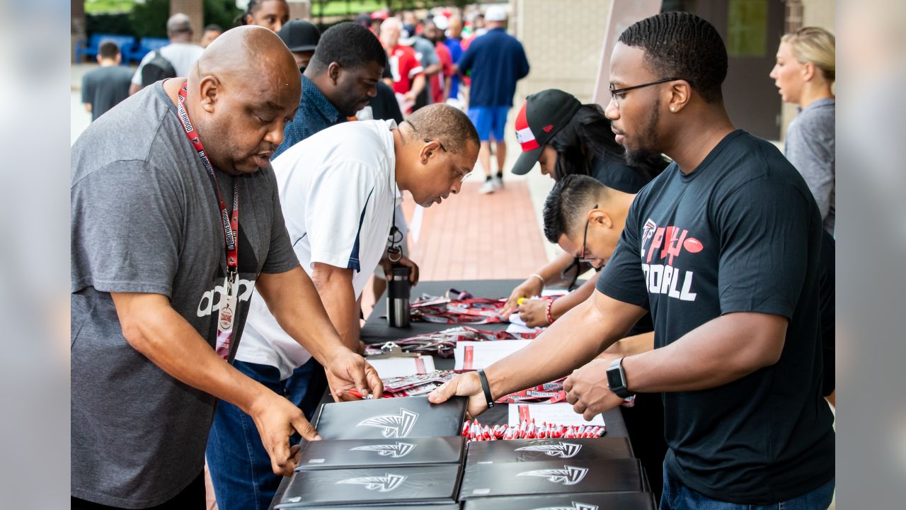 Atlanta Falcons alumni host football clinic, Article