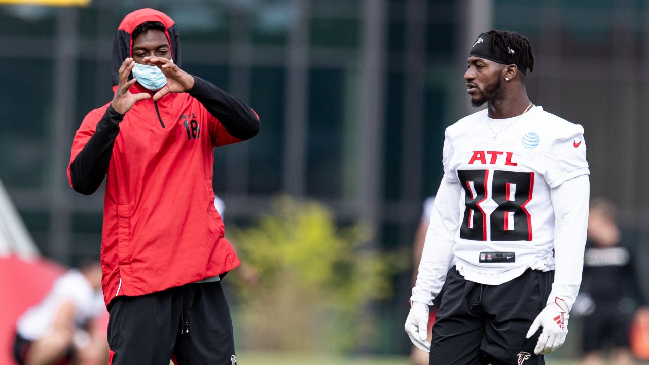 Atlanta Falcons RB Mike Davis breaks the internet 1st day in uniform