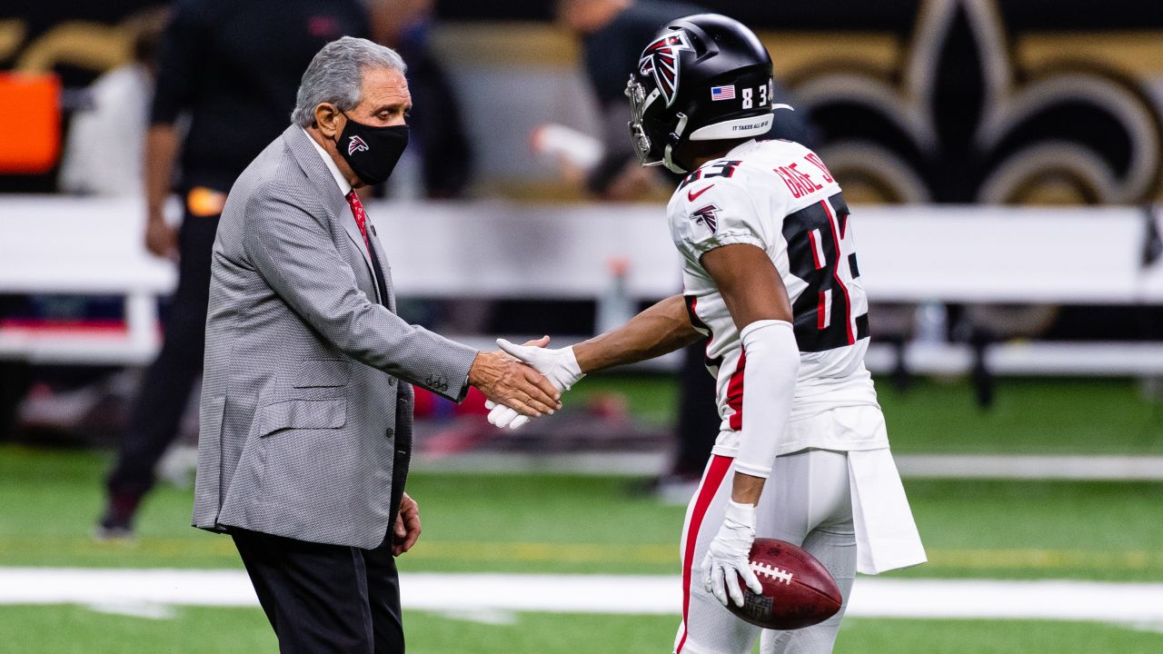 New Orleans Saints vs. Atlanta Falcons . NFL Game. American Football League  match. Silhouette of professional player celebrate touch down. Screen in b  Stock Photo - Alamy