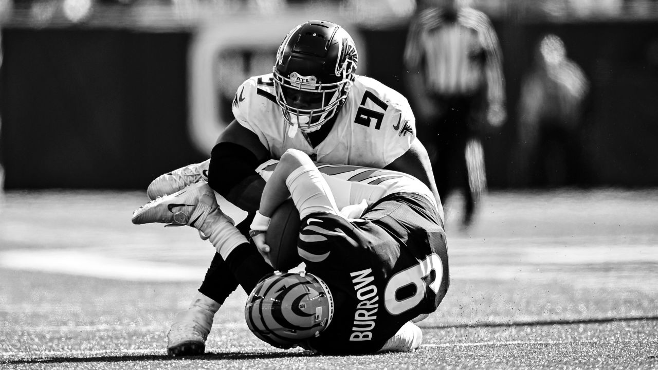 November 28, 2021 - Jacksonville, FL, U.S: Atlanta Falcons defensive tackle  Marlon Davidson (90) before the start of 1st half NFL football game between  the Atlanta Falcons and the Jacksonville Jaguars at