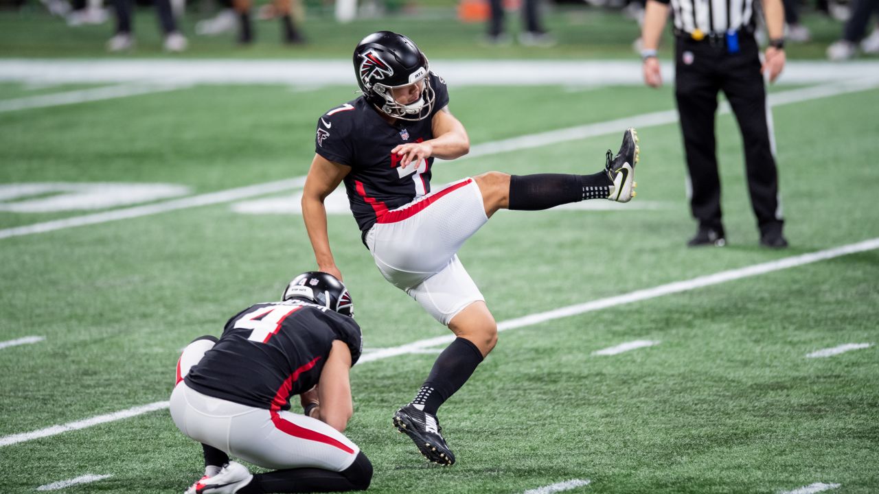 Atlanta Falcons kicker Younghoe Koo (7) practices kicking field