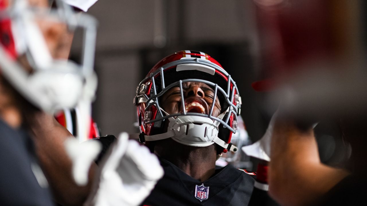 Pittsburgh Steelers safety Terrell Edmunds (34) lines up during the second  half of an NFL football game against the Atlanta Falcons, Sunday, Dec. 4,  2022, in Atlanta. The Pittsburgh Steelers won 19-16. (