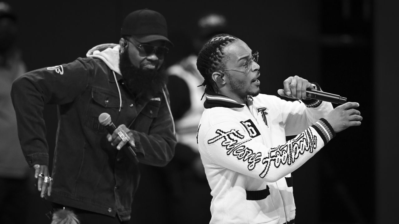 Rapper T.I. speaks during the first half of an NFL football game between  the Atlanta Falcons and the Chicago Bears, Sunday, Nov. 20, 2022, in Atlanta.  (AP Photo/John Bazemore Stock Photo - Alamy