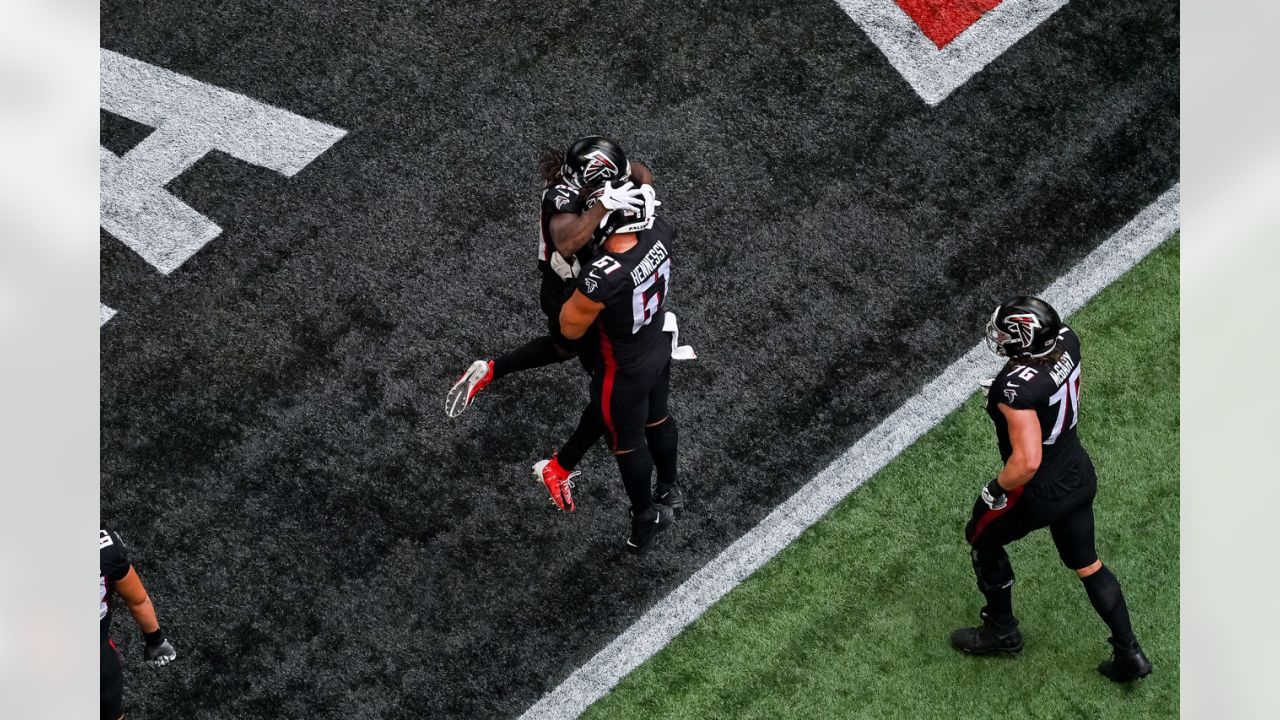 ATLANTA, GA – OCTOBER 03: Atlanta running back Cordarrelle Patterson (84)  catches a touchdown pass during the NFL game between the Washington  Football Team and the Atlanta Falcons on October 3rd, 2021