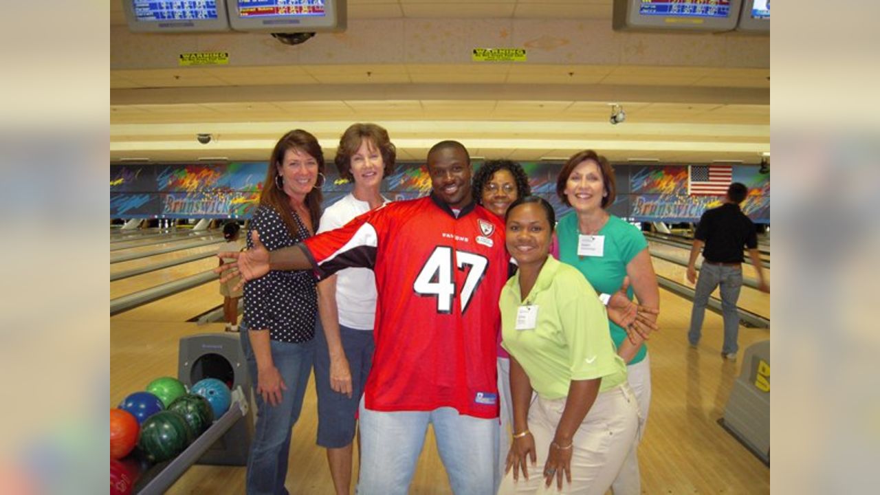 Rookie Club Goes Bowling with Chiefs Flag Youth