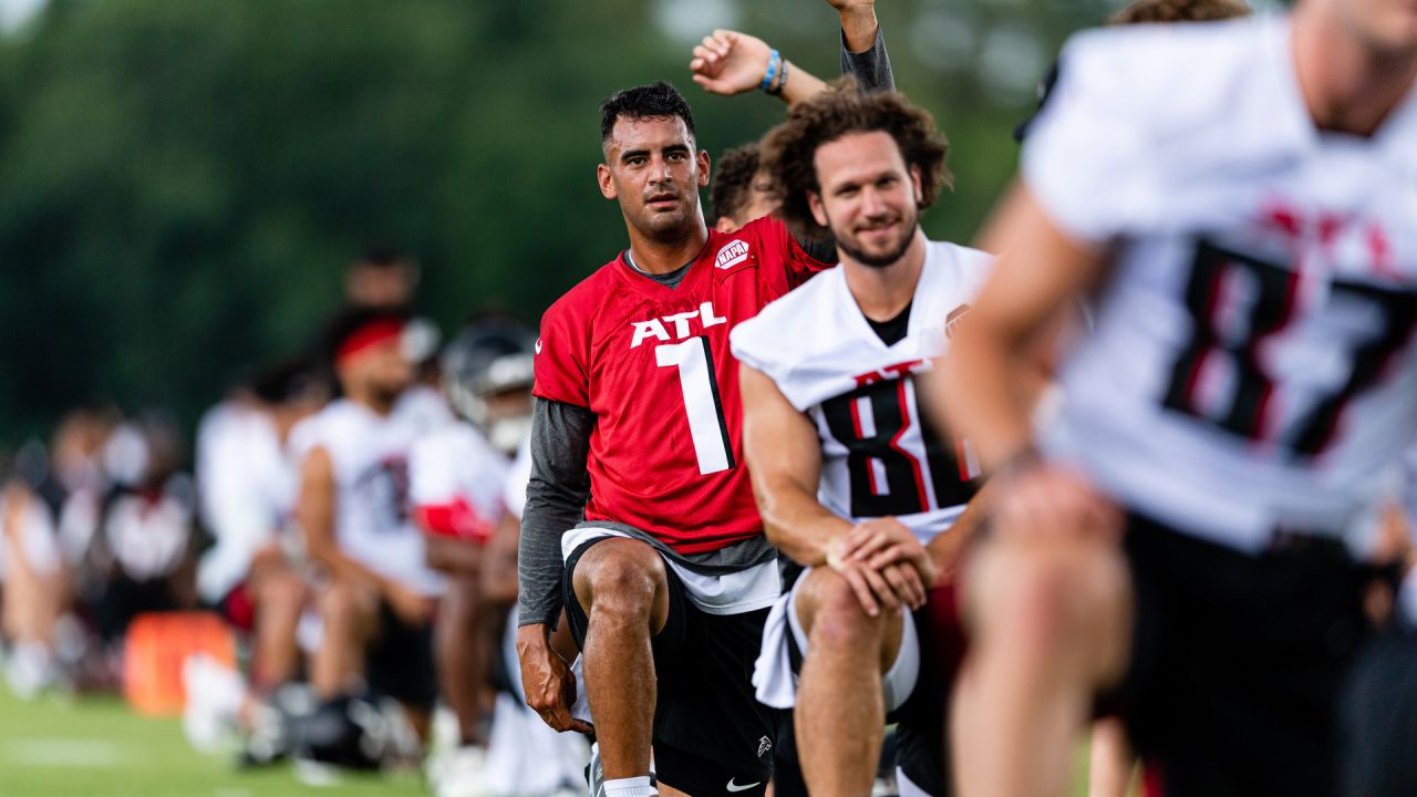 Mariota doing just enough to keep Falcons in first place