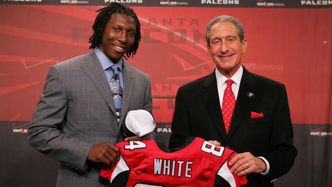 Atlanta Falcons wide receiver Roddy White (84) warms up before the first  half of an NFL football game against the Pittsburgh Steelers, Sunday, Dec.  14, 2014, in Atlanta. (AP Photo/David Goldman Stock