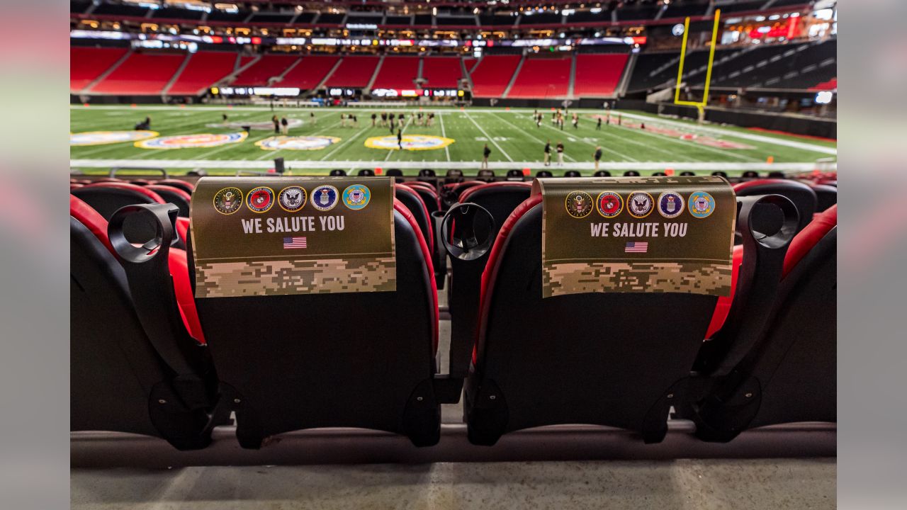 Photo: National Anthem performed to open Falcons Packers football game at  new Mercedes Benz Stadium - AJP2017091745 