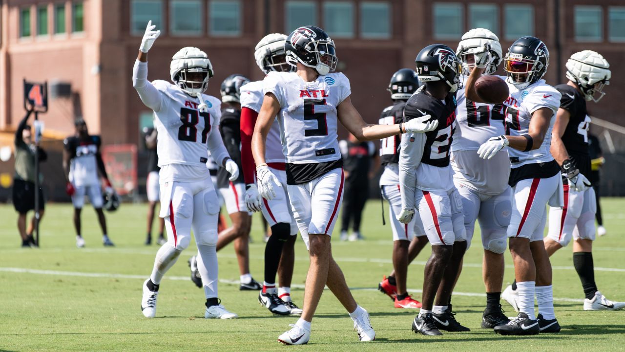 Matt Hennessy leaves Falcons training camp practice with injury