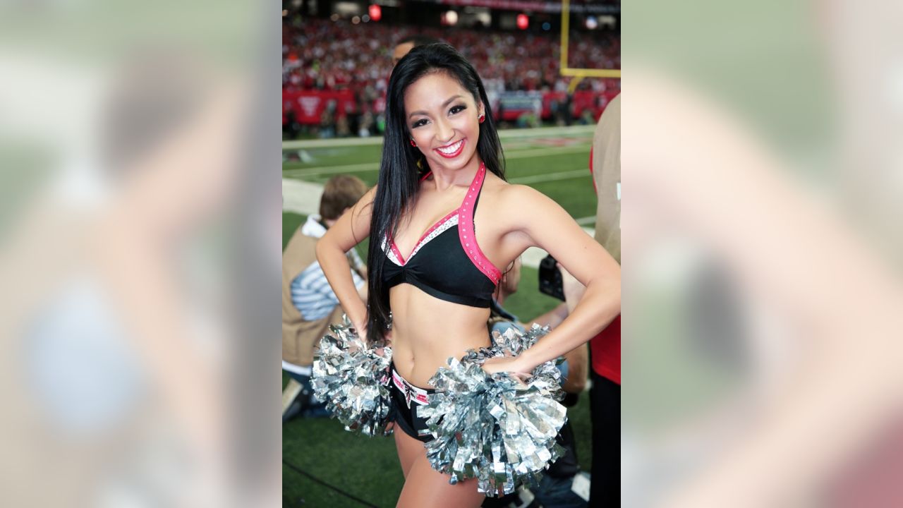 Falcons cheerleaders go throwback, too