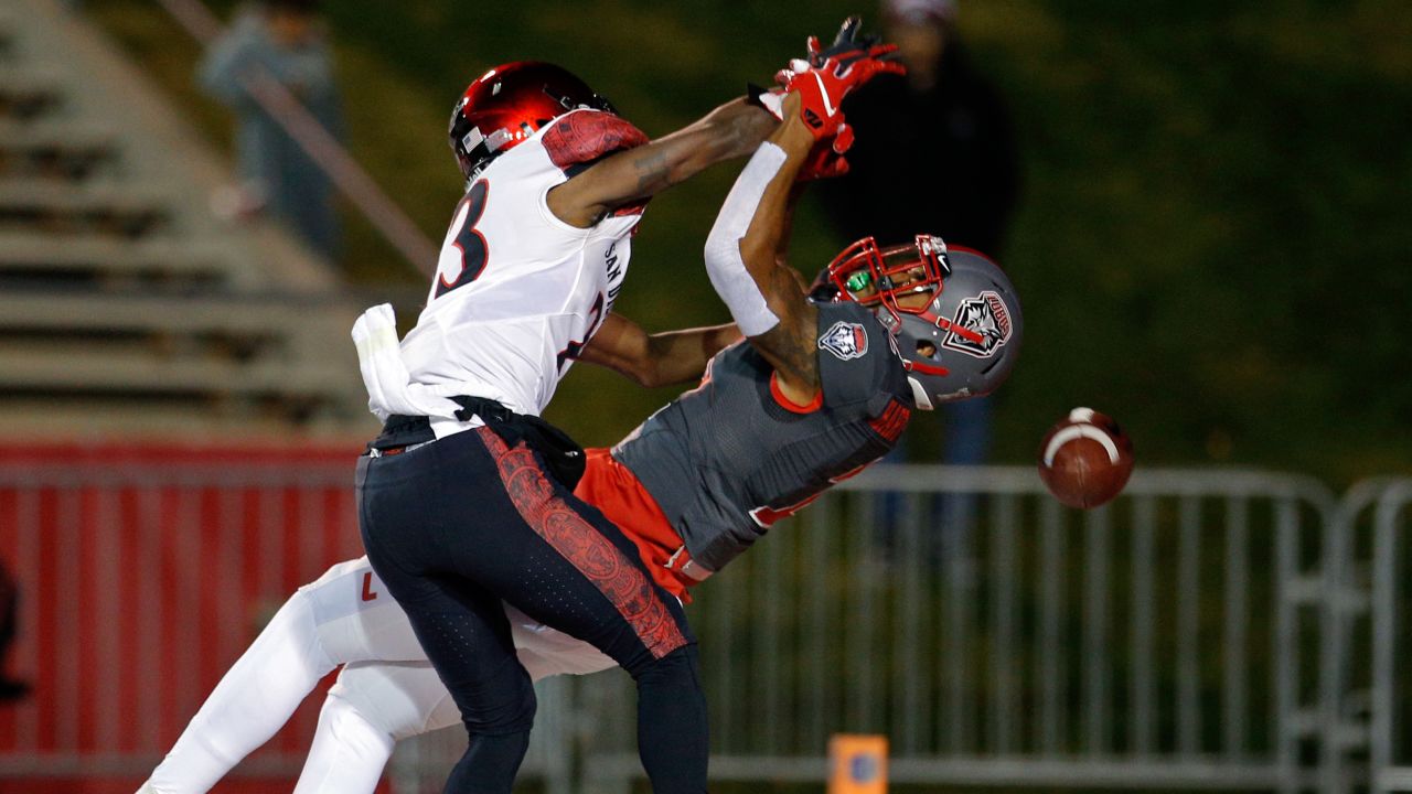 CHARLOTTE, NC - NOVEMBER 10: Atlanta Falcons corner back Darren