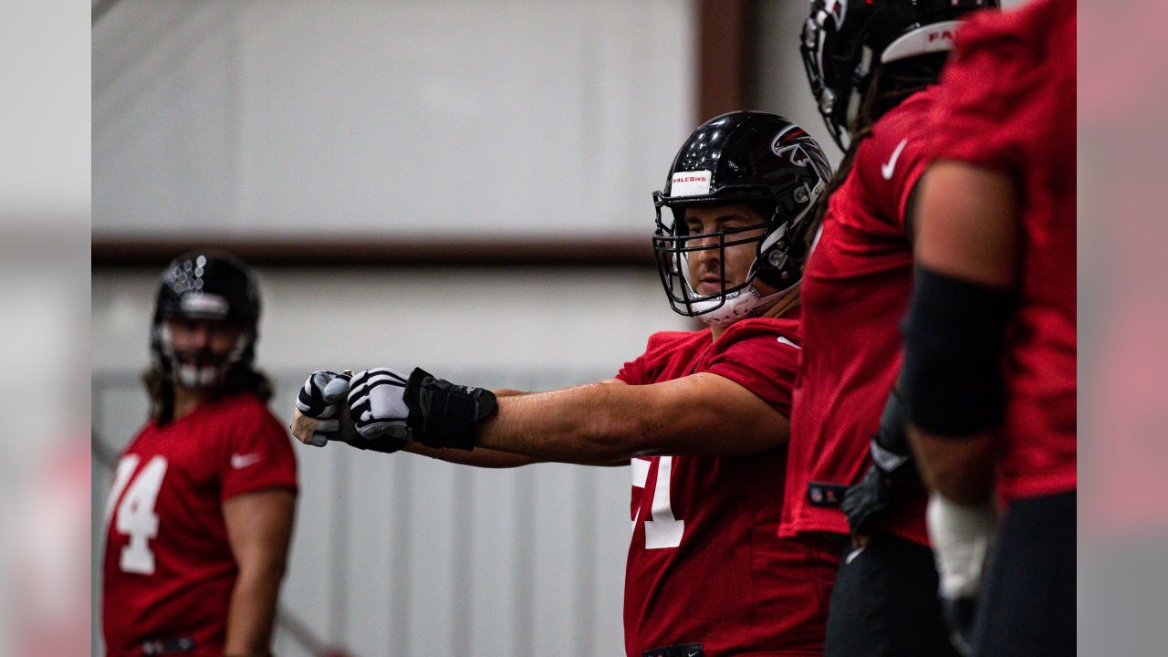 Alex Mack leads offensive line