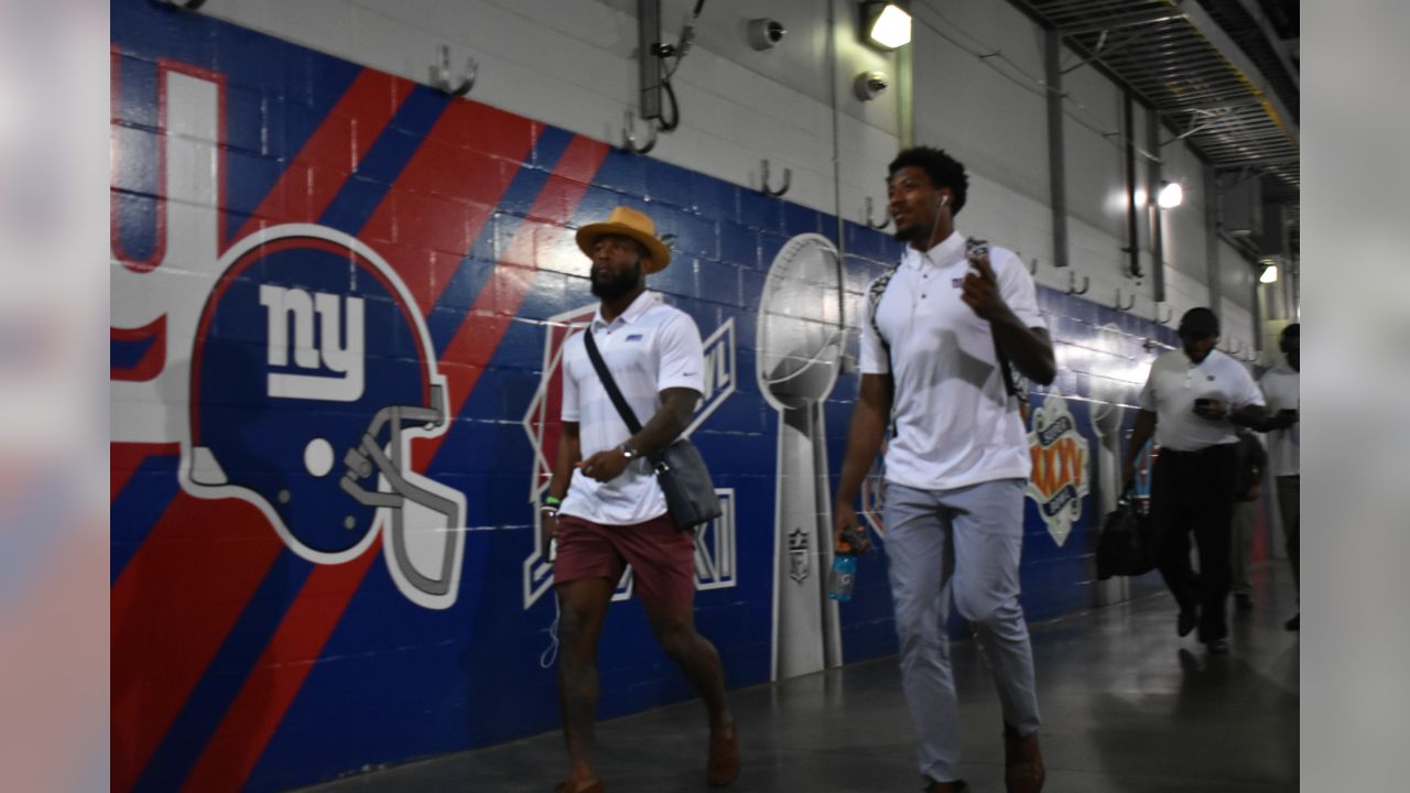 Giants vs. Jets Photos: Player Arrivals and Locker Room Tour