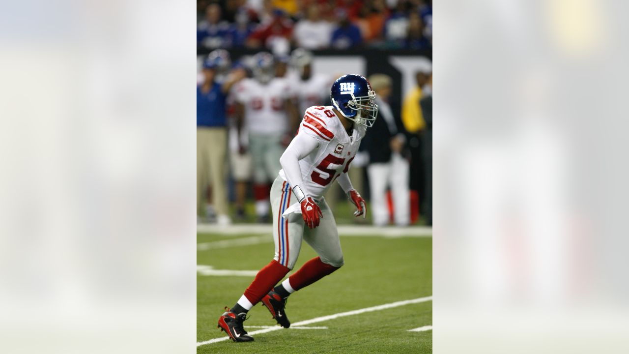 New York Giants Antonio Pierce (58) tries to get the cround