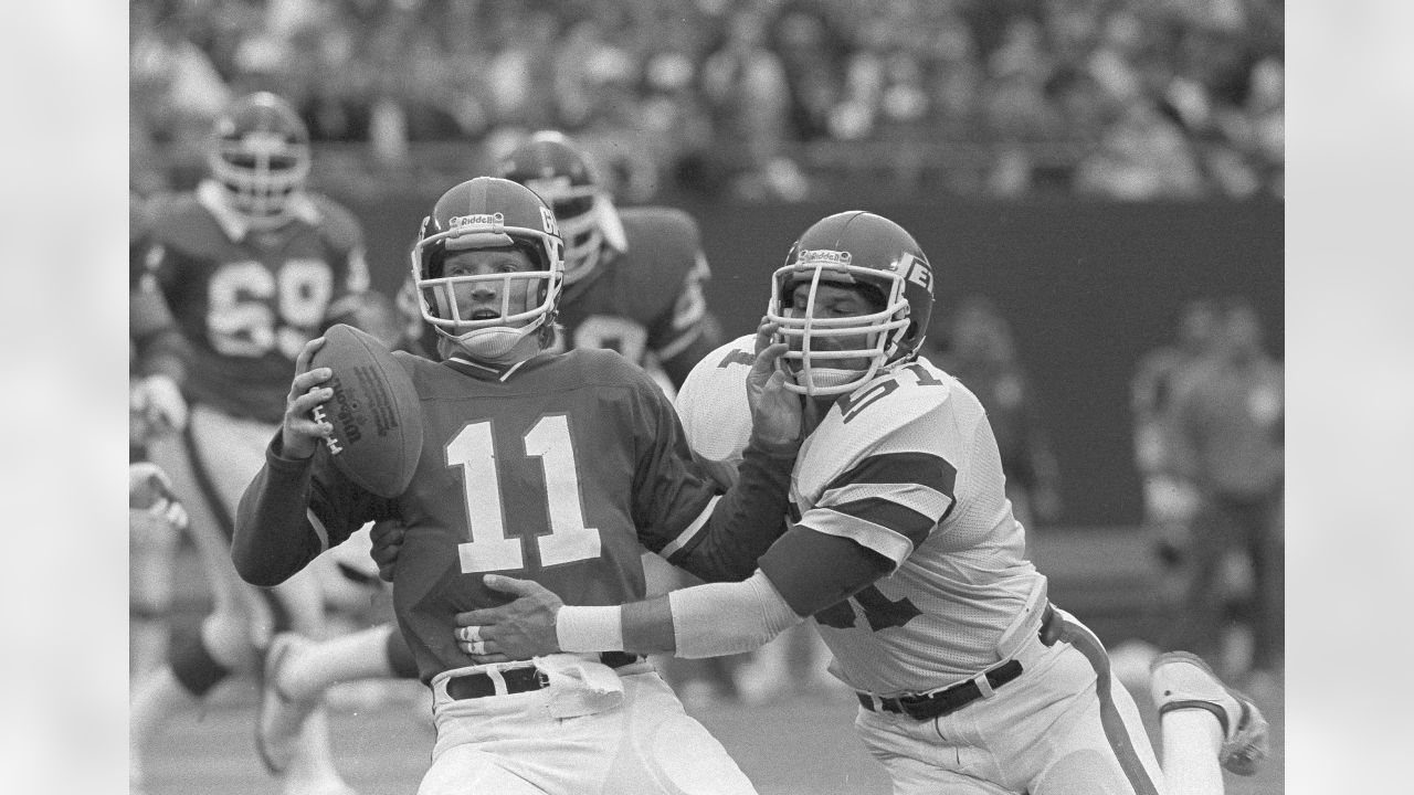 Phil Simms quarterback for the New York Giants puts a little throwing time  in during a short practice at Scottsdale Community Colleg, Nov. 7, 1989.  (AP Photo/Jeff Robbins Stock Photo - Alamy