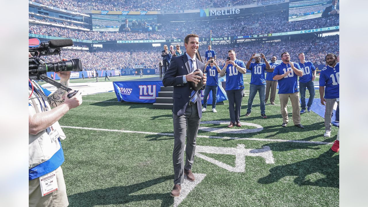 Photo: New York Giants Eli Manning hands off to Ahmad Bradshaw at MetLife  Stadium in New Jersey - NYP20111016110 