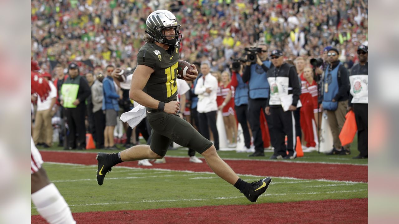 September 29, 2018: Oregon Ducks quarterback Justin Herbert (10) in action  during the NCAA football game between the University of Oregon Ducks and  the University of California Berkeley Golden Bears at California