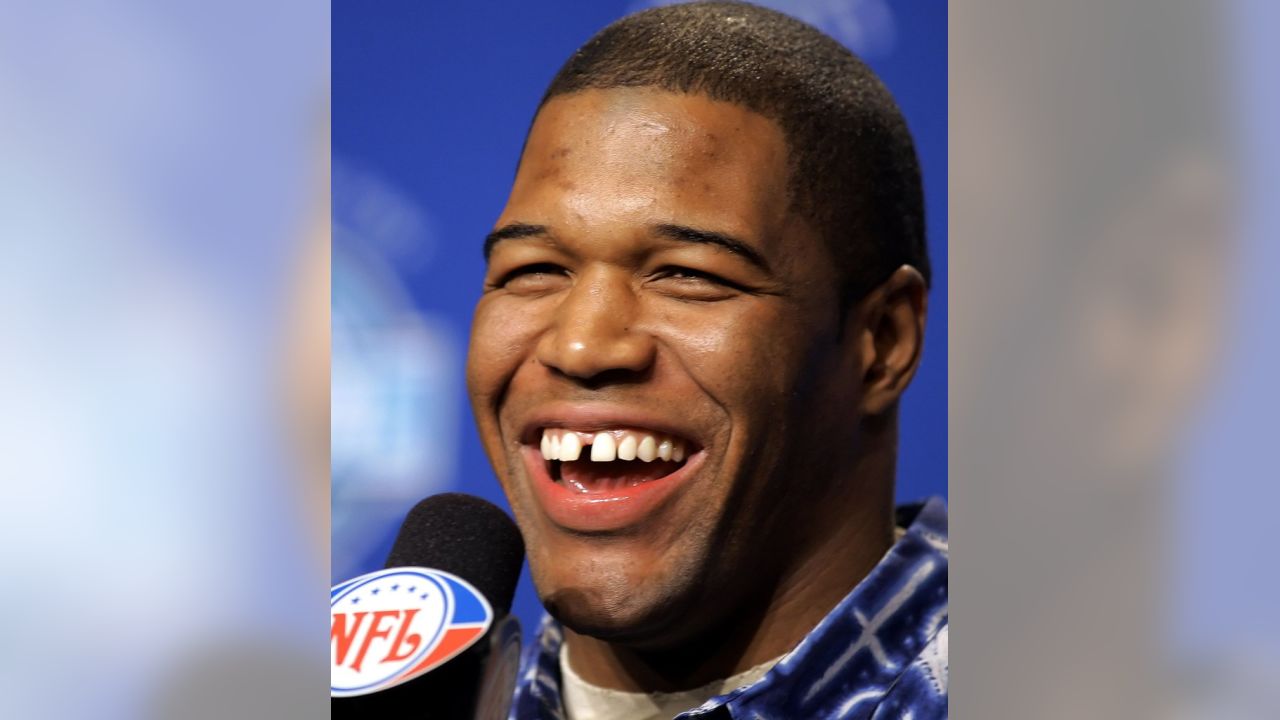 Michael Strahan's Hall of Fame bust has his famous tooth gap